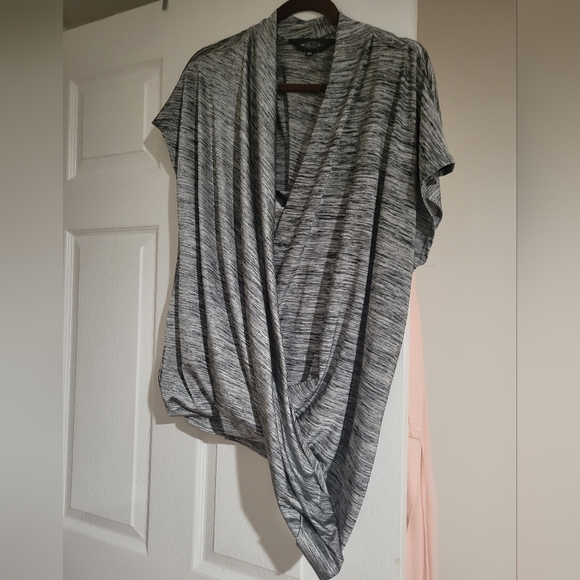 Assorted Ladies size 3X tops - Picture 7 of 13